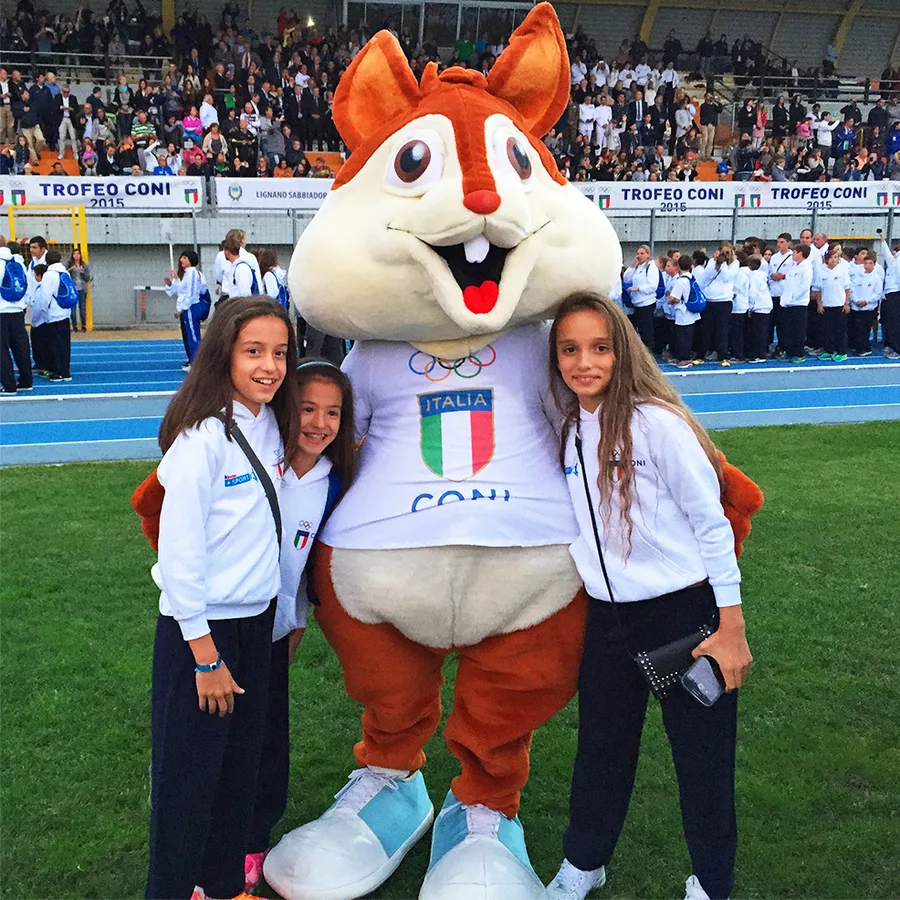 Giovani atlete della delegazione svizzera con la mascotte del Trofeo CONI
